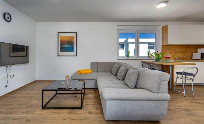 Apartmani Grgic On The Adress Branka Fucica 96 Malinska Εξωτερικό φωτογραφία